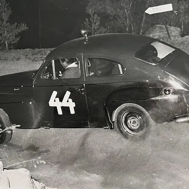 Eldre fotografi av mørk rallybil med 44 på døren
